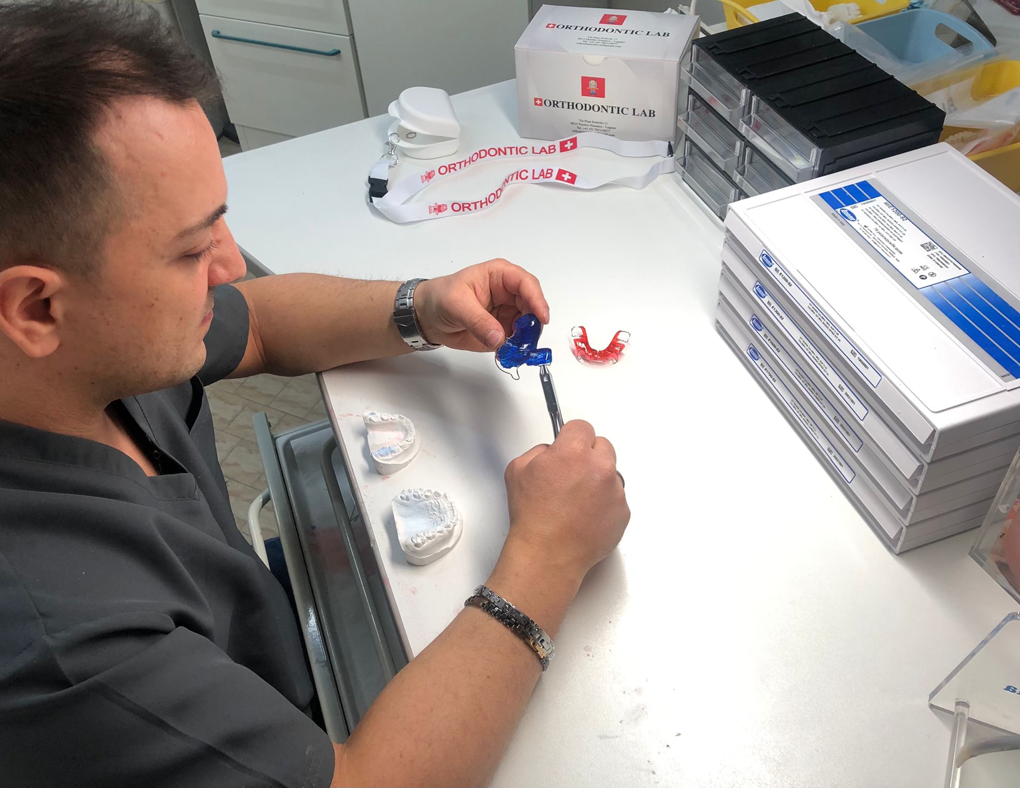 Angelo Minisci al lavoro nel laboratorio Orthodontic Lab